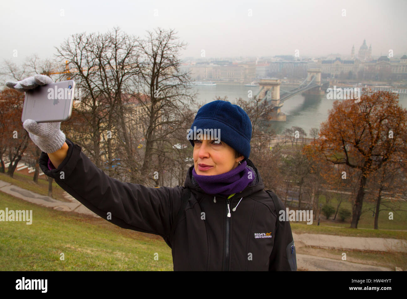 Touristischen Selfie Aufnahme vom Königspalast entfernt, Donau und Pest. Budapest Ungarn, Südost-Europa Stockfoto
