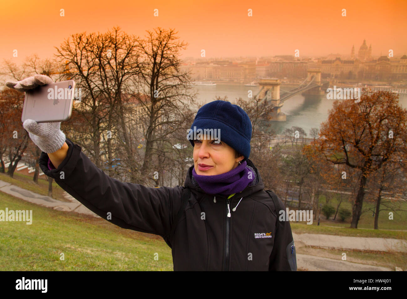 Touristischen Selfie Aufnahme vom Königspalast entfernt, Donau und Pest. Budapest Ungarn, Südost-Europa Stockfoto