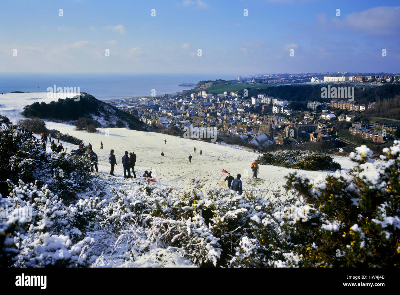 Rodeln im Schnee auf der East Hill Hastings. East Sussex. UK Stockfoto