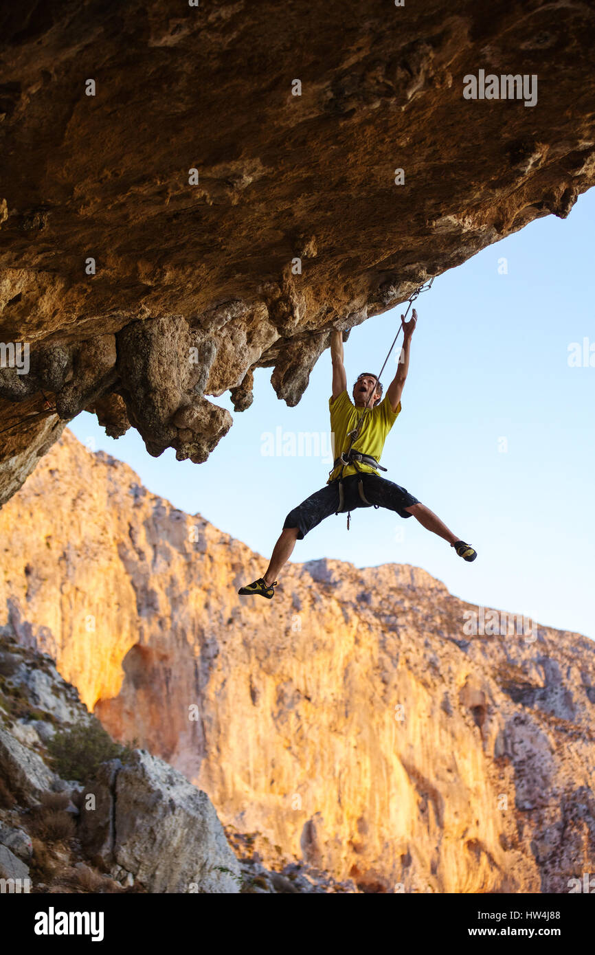 Männliche Kletterer versuchen, Haltegriff, zu erreichen, Klippe, anspruchsvolle Route auf der Decke der Höhle klettern zu fallen Stockfoto