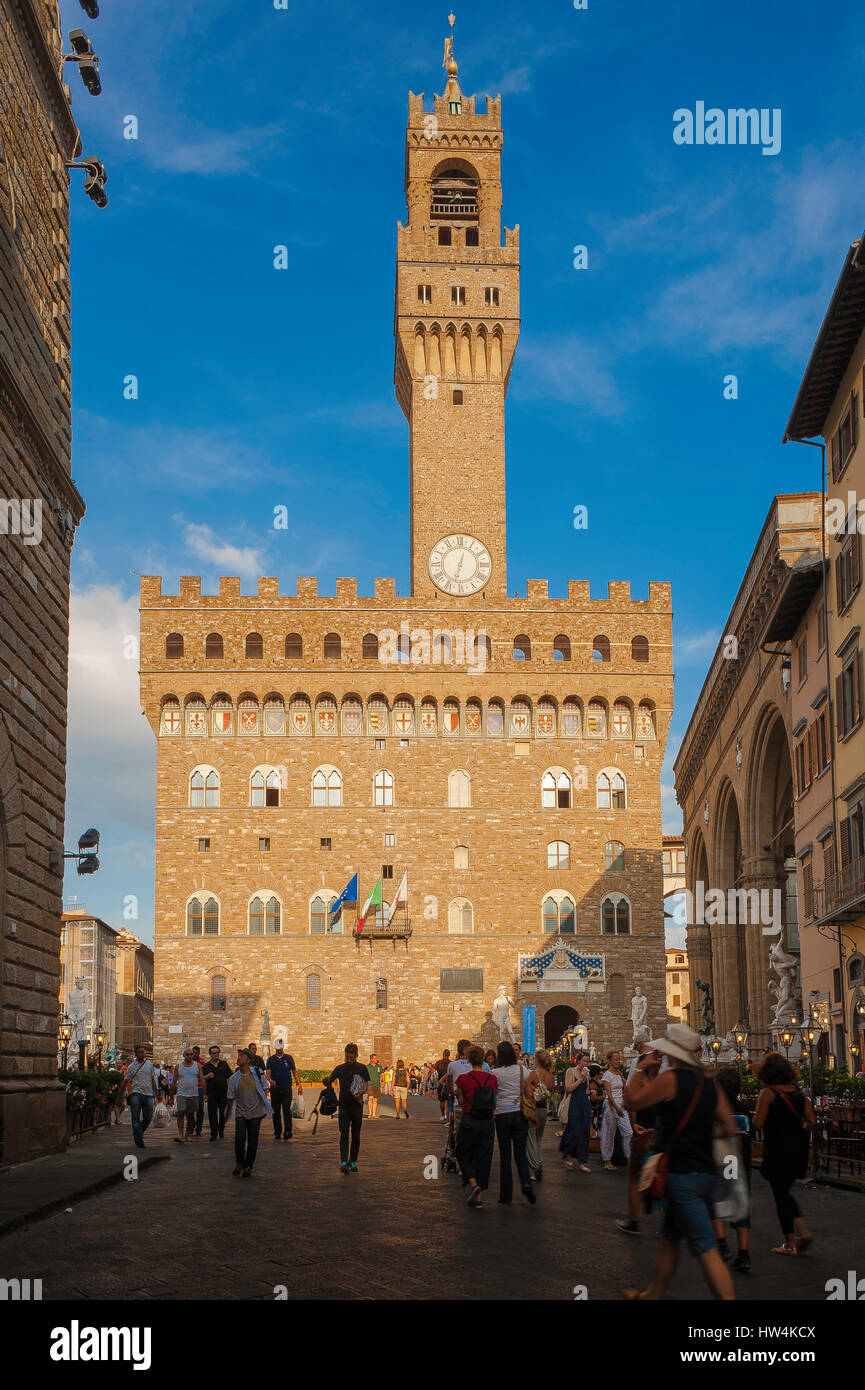 Palazzo Vecchio Florenz, mit Blick auf die Wahrzeichen Renaissance Tower und das Rathaus (Palazzo Vecchio) auf der Piazza della Signoria in Florenz, Italien. Stockfoto