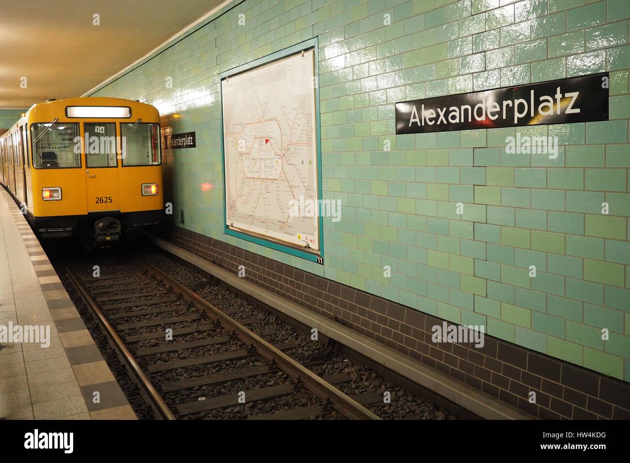 Berliner u-Bahn (U-Bahn): gelbe Wagen am Bahnhof Alexanderplatz Stockfoto