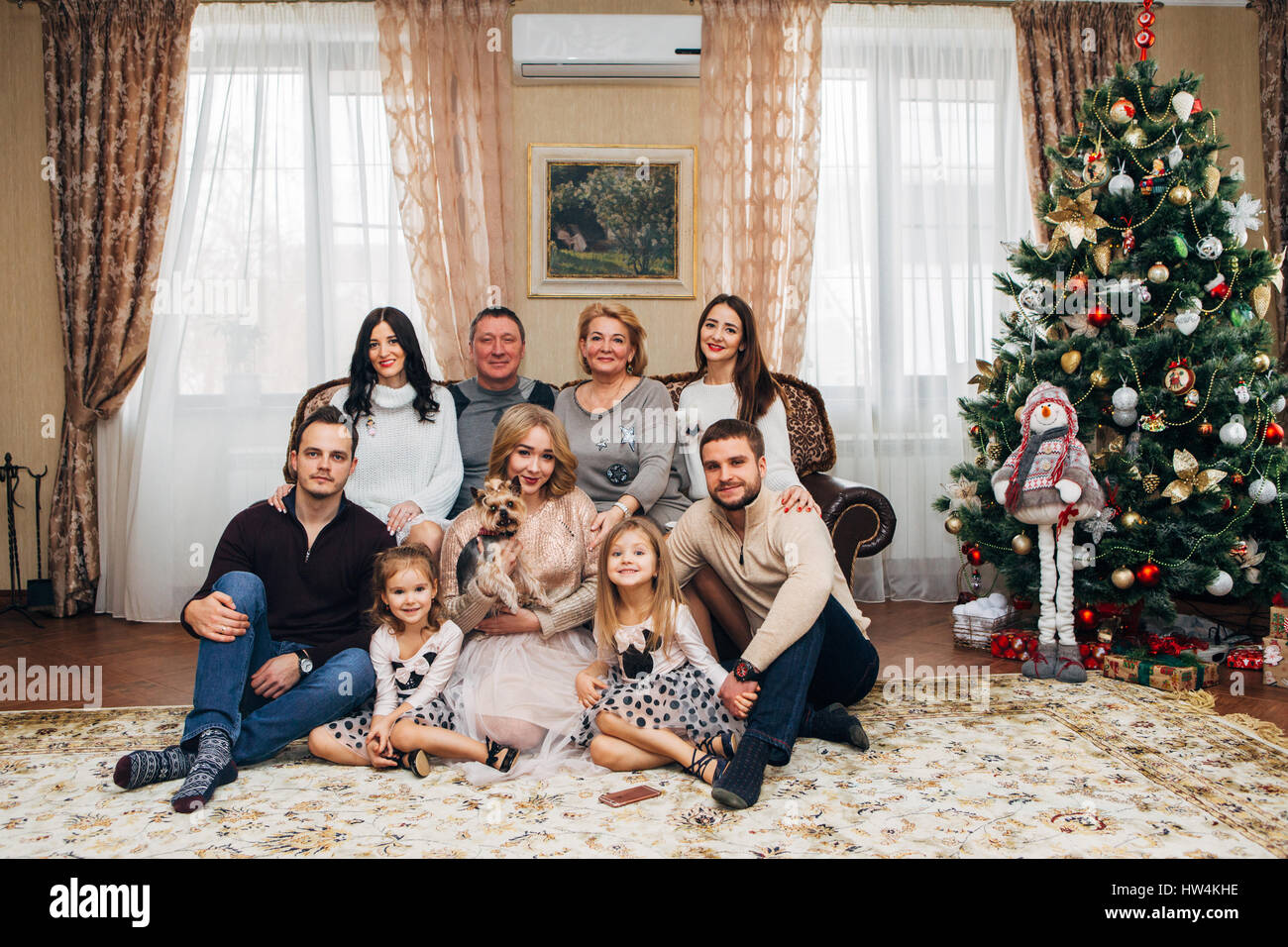 Porträt der glückliche Familie mit Großeltern zu Hause Stockfoto