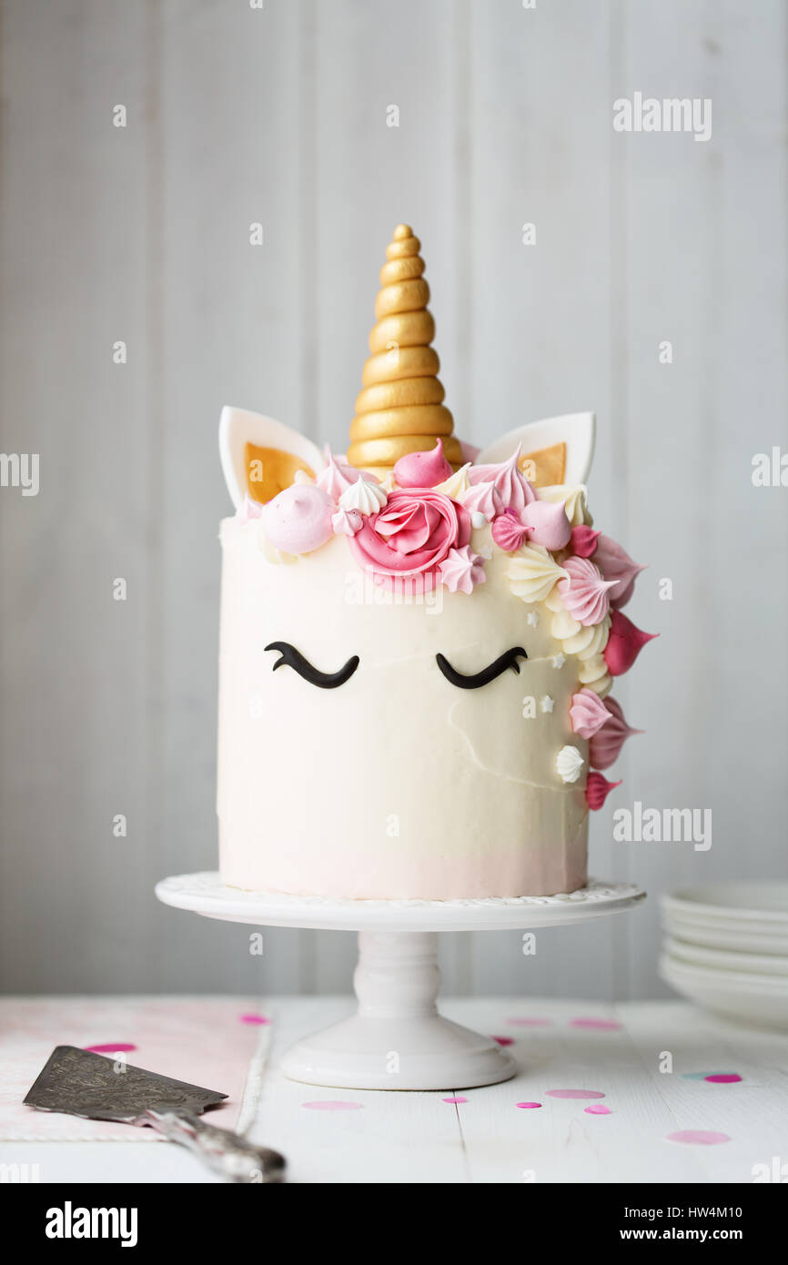 Einhorn-Kuchen auf eine Kuchenplatte Stockfoto