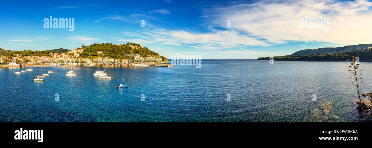 Insel Elba, Porto Azzurro Ortschaft Bucht Panoramablick. Toskana, Italien, Europa Stockfoto