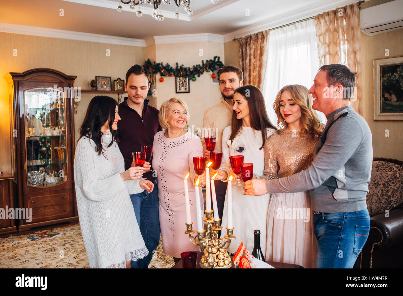 große Familie feiert Weihnachten und Champagner trinken Stockfoto