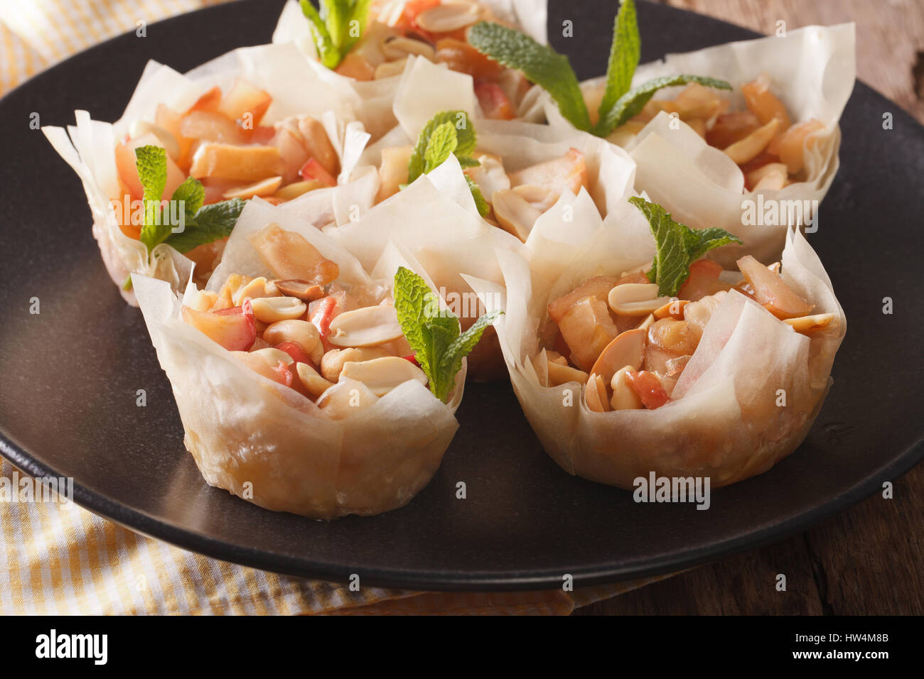 Blätterteig gefüllt mit Äpfeln und Nüssen Closeup auf einem Teller. horizontale Stockfoto
