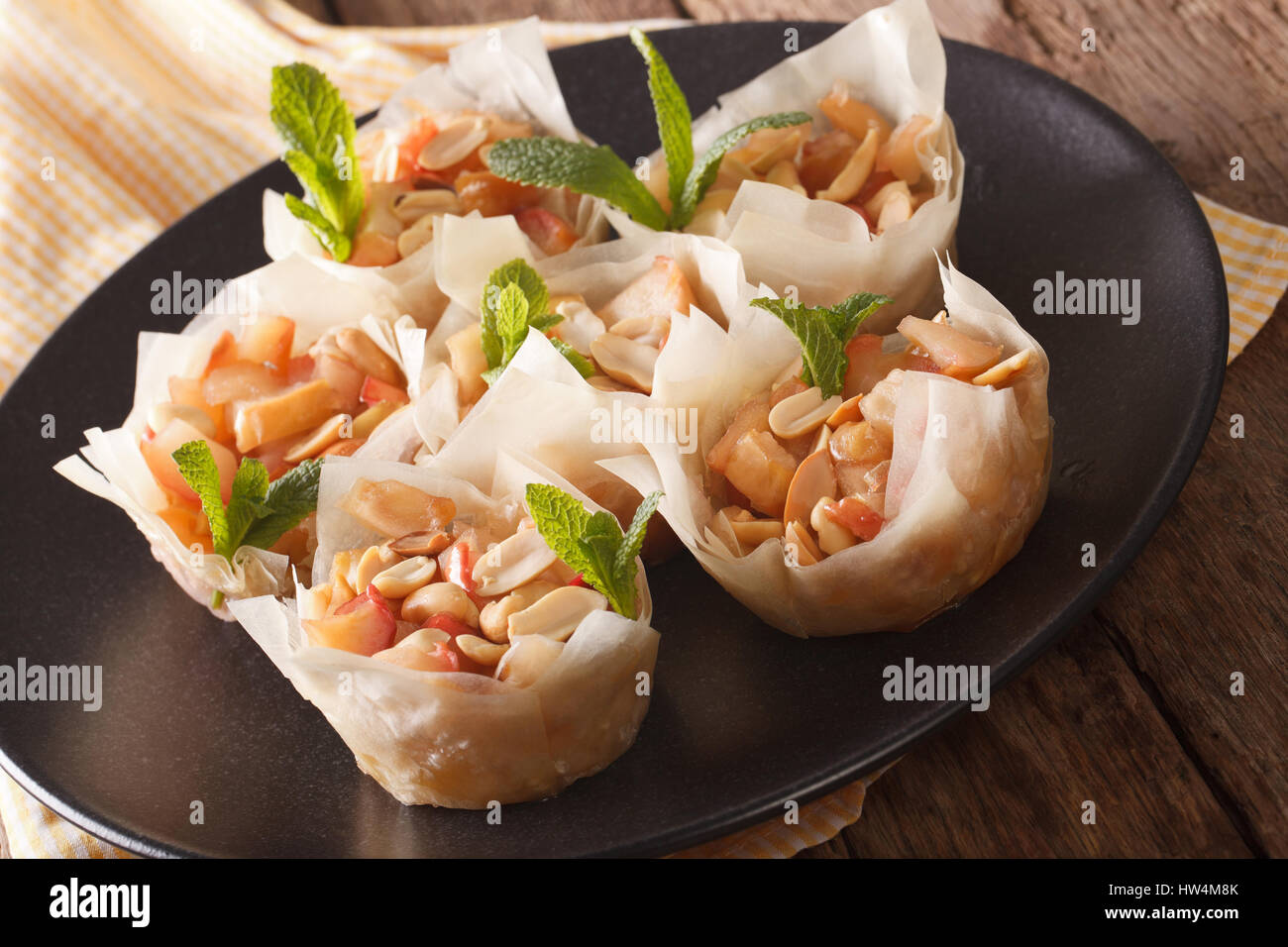 Phyllo Teig mit Äpfeln und Nüssen Closeup auf einem Teller Tassen. horizontale Stockfoto