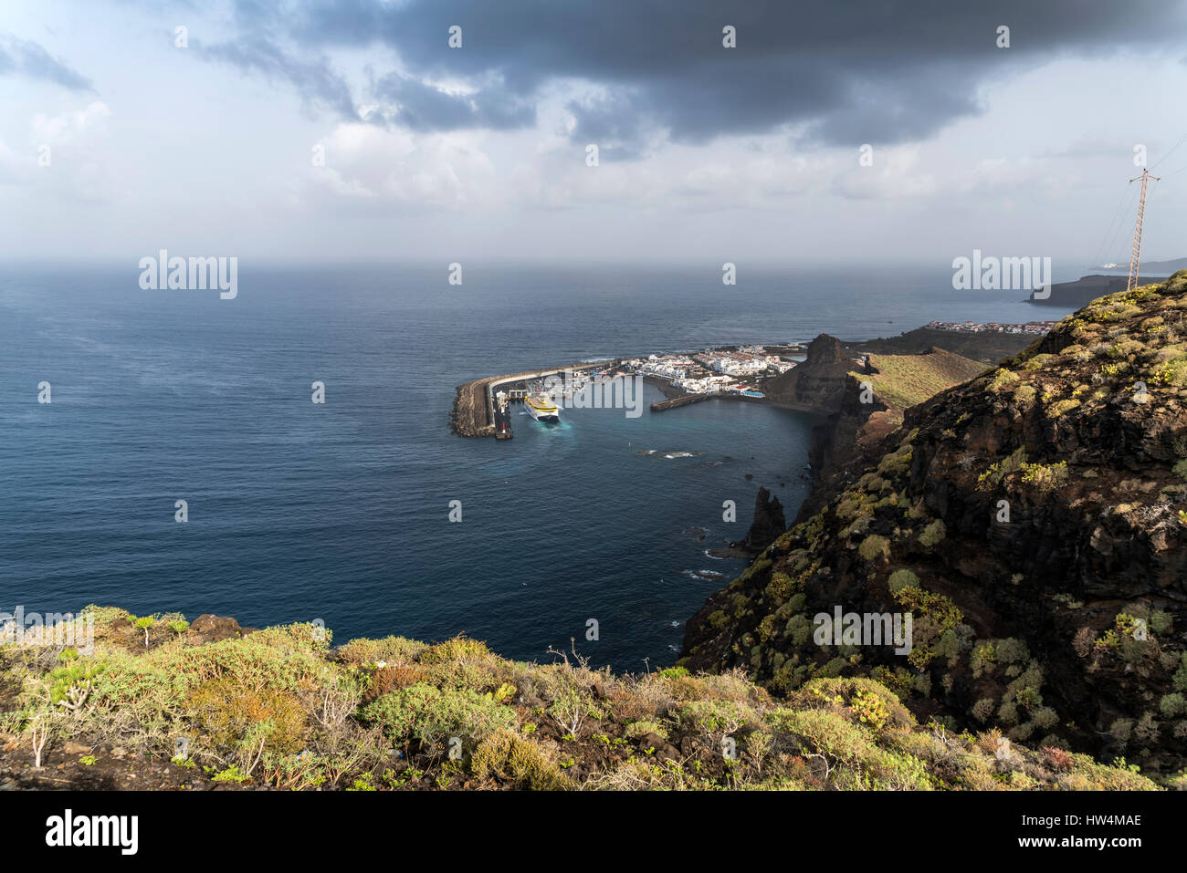 Puerto de Las Nieves Und der Hafen aus der Luft, Insel Gran Canaria, Kanarische Inseln, Spanien |  Vögel Augen-Blick auf Puerto de Las Nieves und seine har Stockfoto