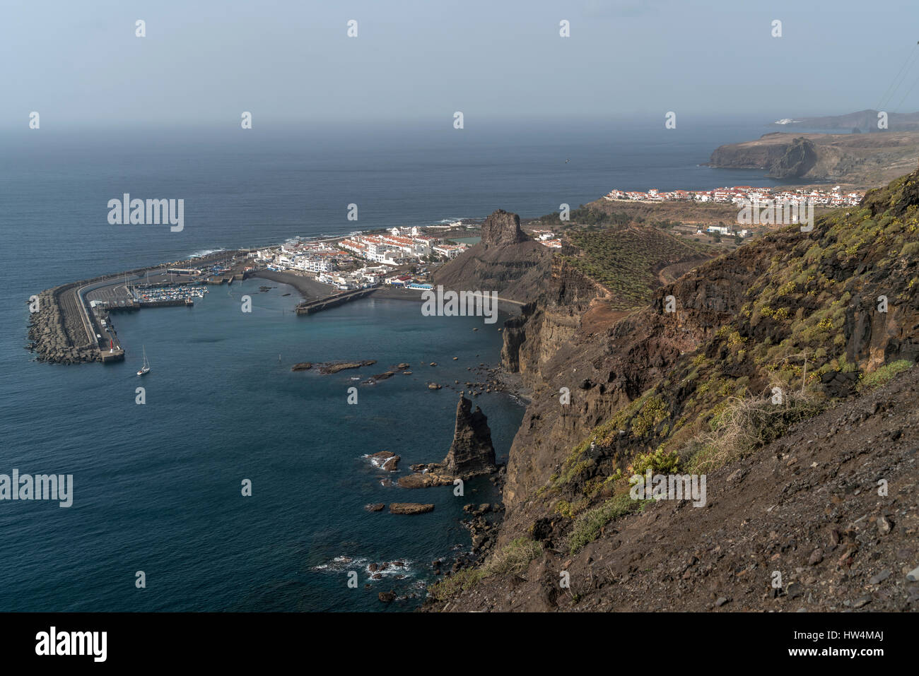 Puerto de Las Nieves Und der Hafen aus der Luft, Insel Gran Canaria, Kanarische Inseln, Spanien |  Vögel Augen-Blick auf Puerto de Las Nieves und seine har Stockfoto