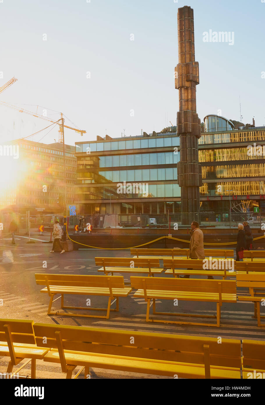 Glas Obelisk und gelb Sitze im Morgenlicht, Sergels Torg, Stockholm, Schweden, Scandinavia Stockfoto