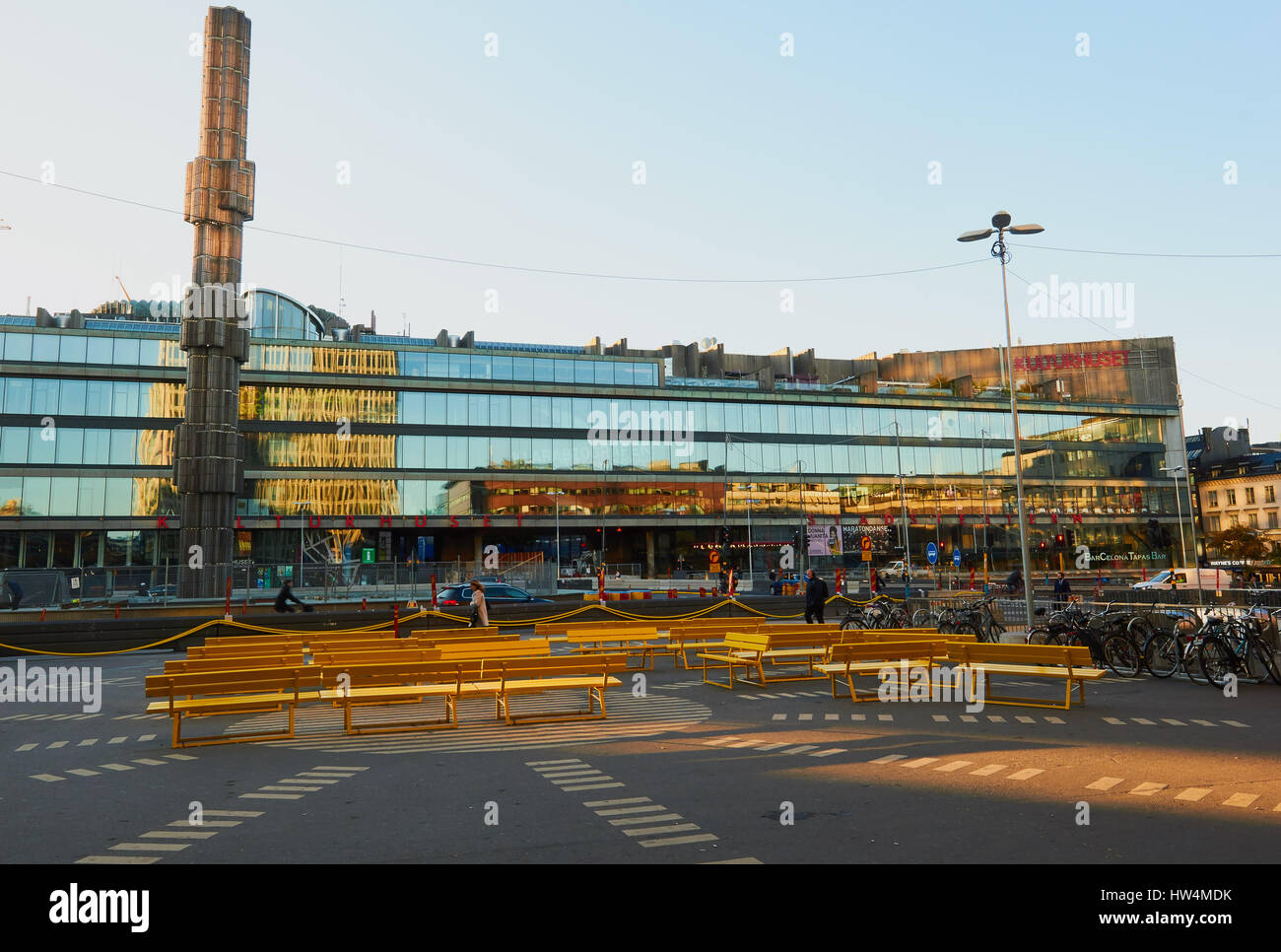 Glas Obelisk und gelb Sitze, Sergels Torg, Stockholm, Schweden, Scandinavia Stockfoto