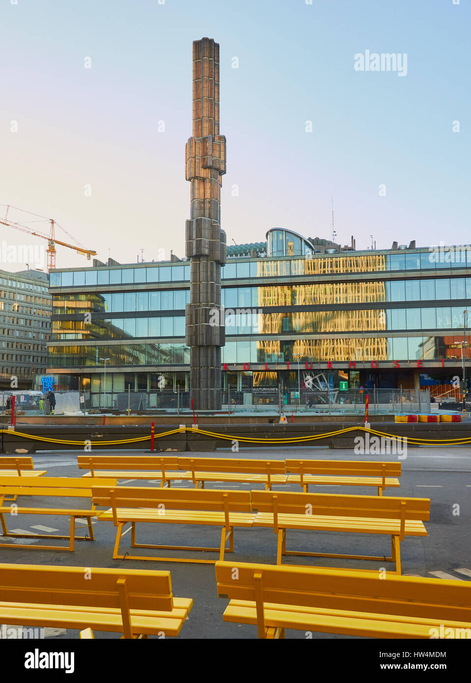 Glas Obelisk und gelb Sitze, Sergels Torg, Stockholm, Schweden, Scandinavia Stockfoto