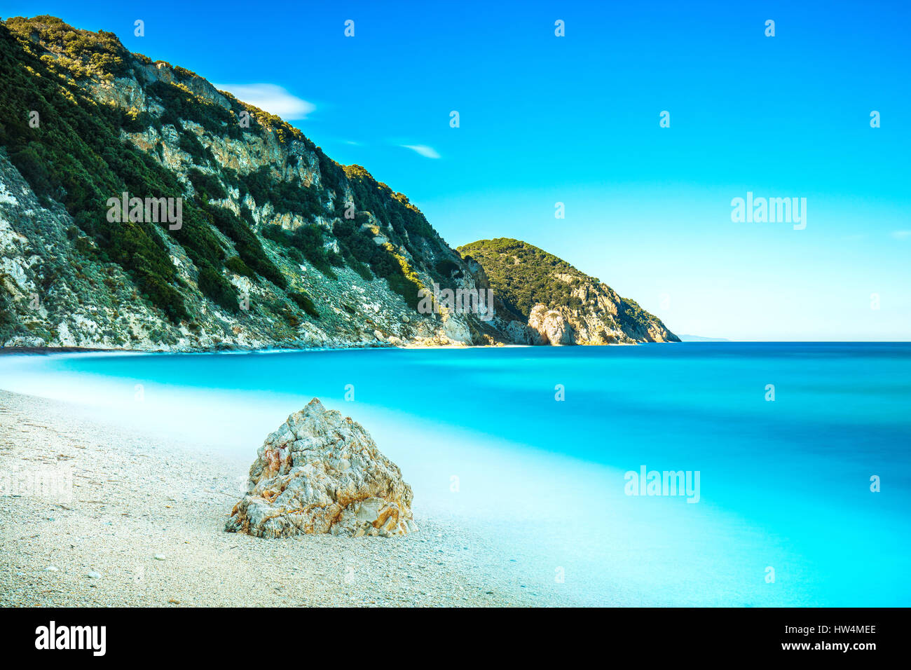 Rock im blauen Meer. Sansone Strand. Die Insel Elba. Toskana, Italien. Langzeitbelichtung Fotografie Stockfoto