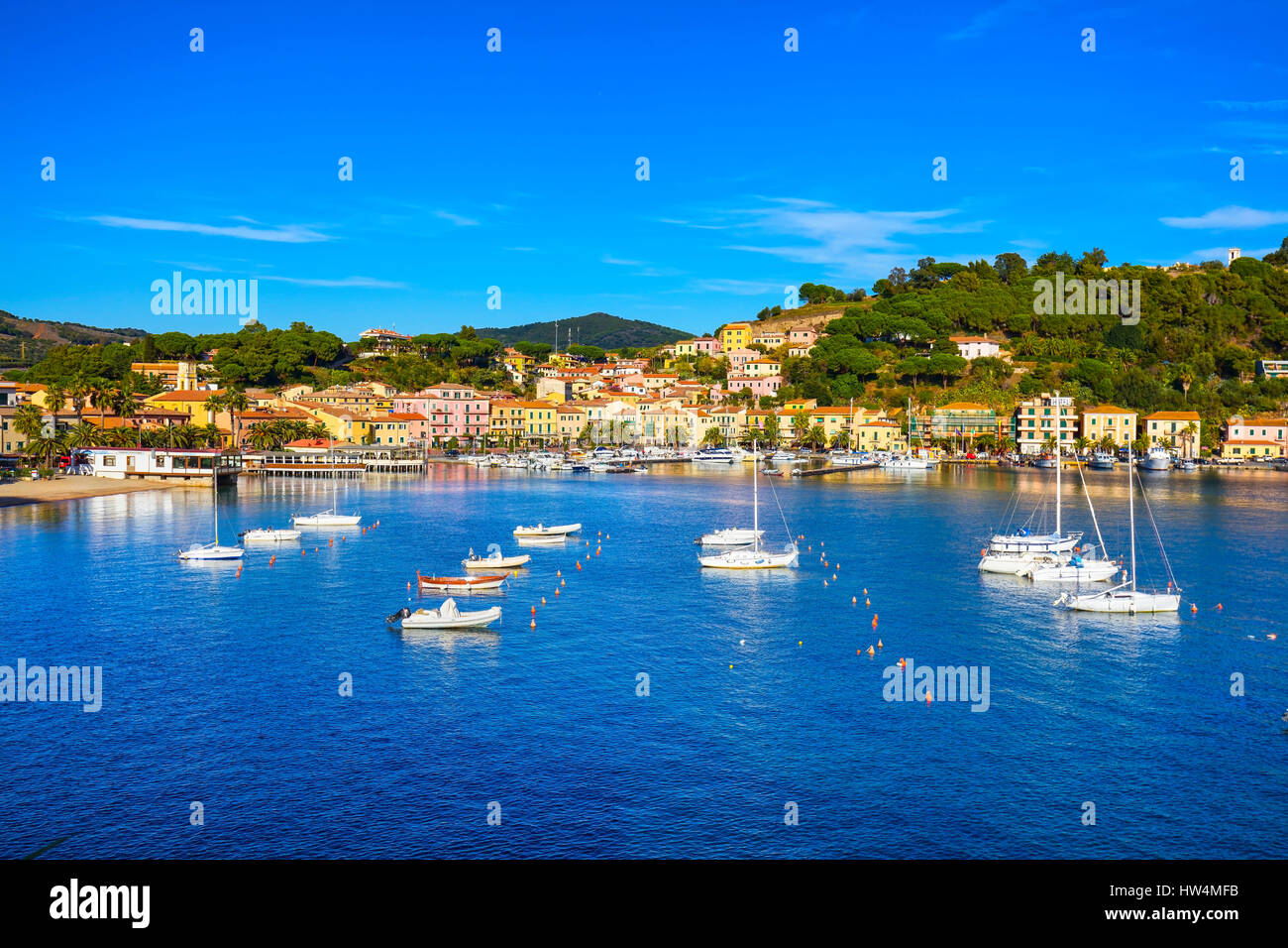 Insel Elba, Porto Azzurro Bucht mit Stadtblick. Toskana, Italien, Europa Stockfoto
