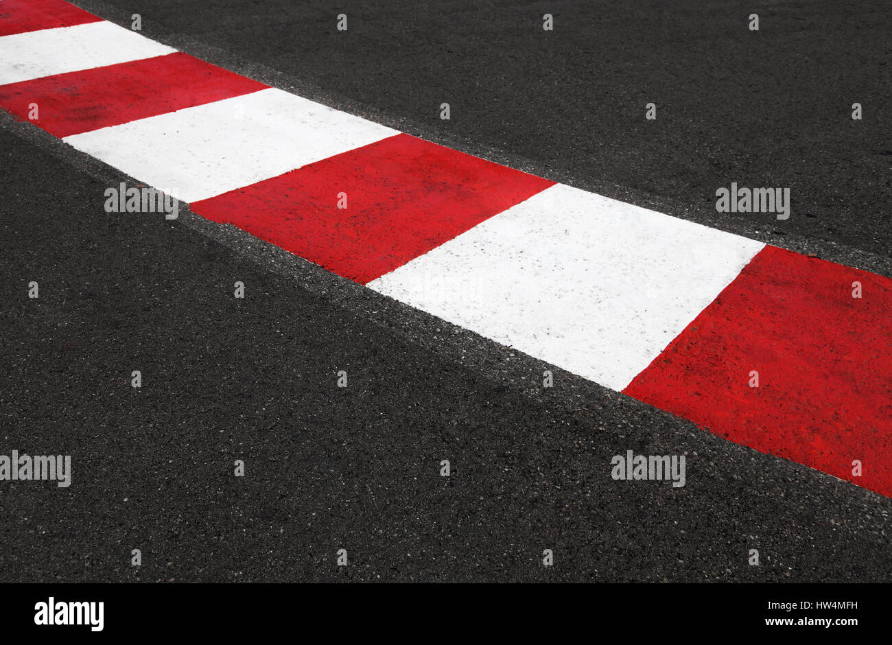 Textur von Autorennen Asphalt und rot weiße Bordstein. Grand Prix von Monaco Monte Carlo Stadtkurs hautnah Stockfoto