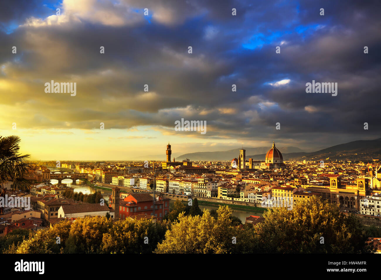 Florenz oder Firenze Sonnenuntergang Luftaufnahme Stadtbild. Panoramablick vom Michelangelo Park entfernt. Brücke Ponte Vecchio, Palazzo Vecchio und Dom. T Stockfoto