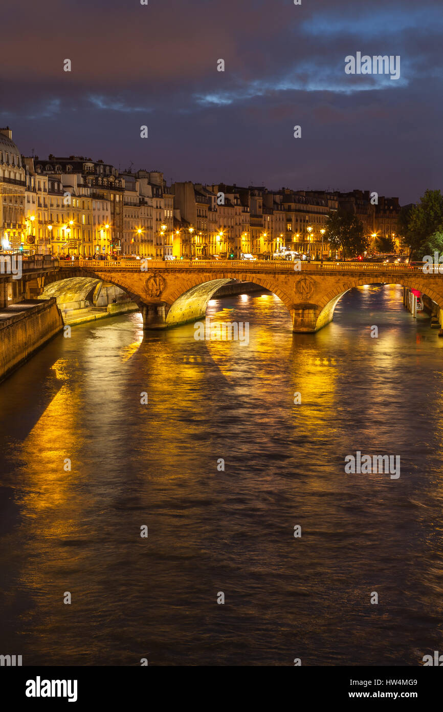 Nacht Panorama der Seineufer in Paris, Frankreich. Stockfoto