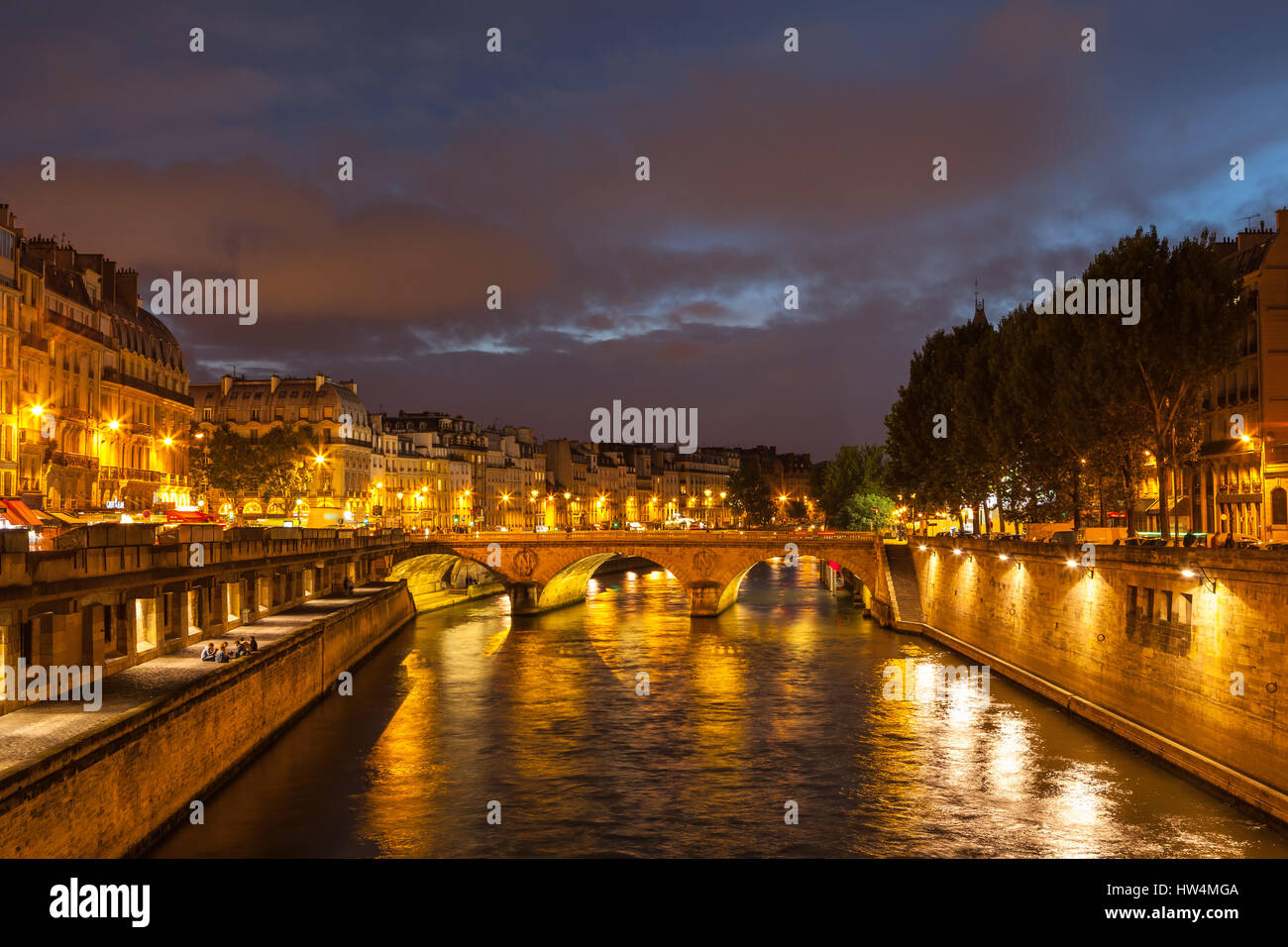 Nacht Panorama der Seineufer in Paris, Frankreich. Stockfoto