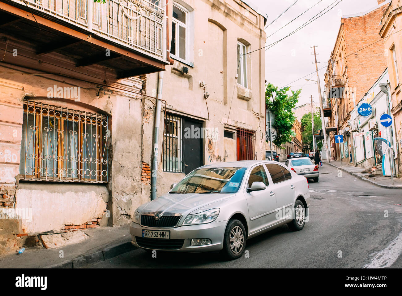Tiflis, Georgien - 20. Mai 2016: Die Ansicht des geparkten silbernen Skoda Octavia Auto in der Nähe der schäbigen Gebäude auf schmalen Straße bergauf In Sommertag unter Som Stockfoto