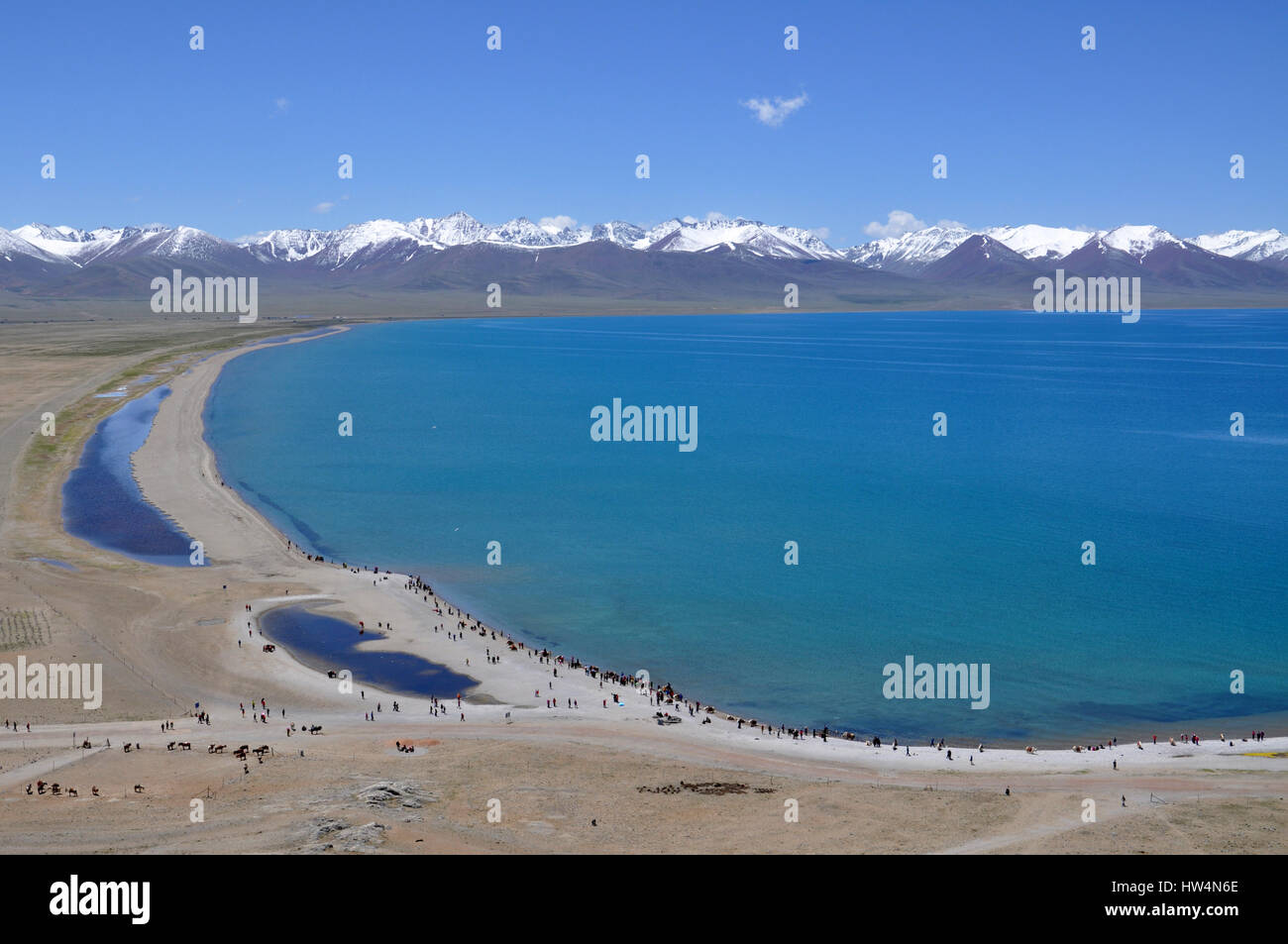 Namtso Seenlandschaft mit Schnee Berg Berge drumherum - den Heiligen See in Tibet Stockfoto