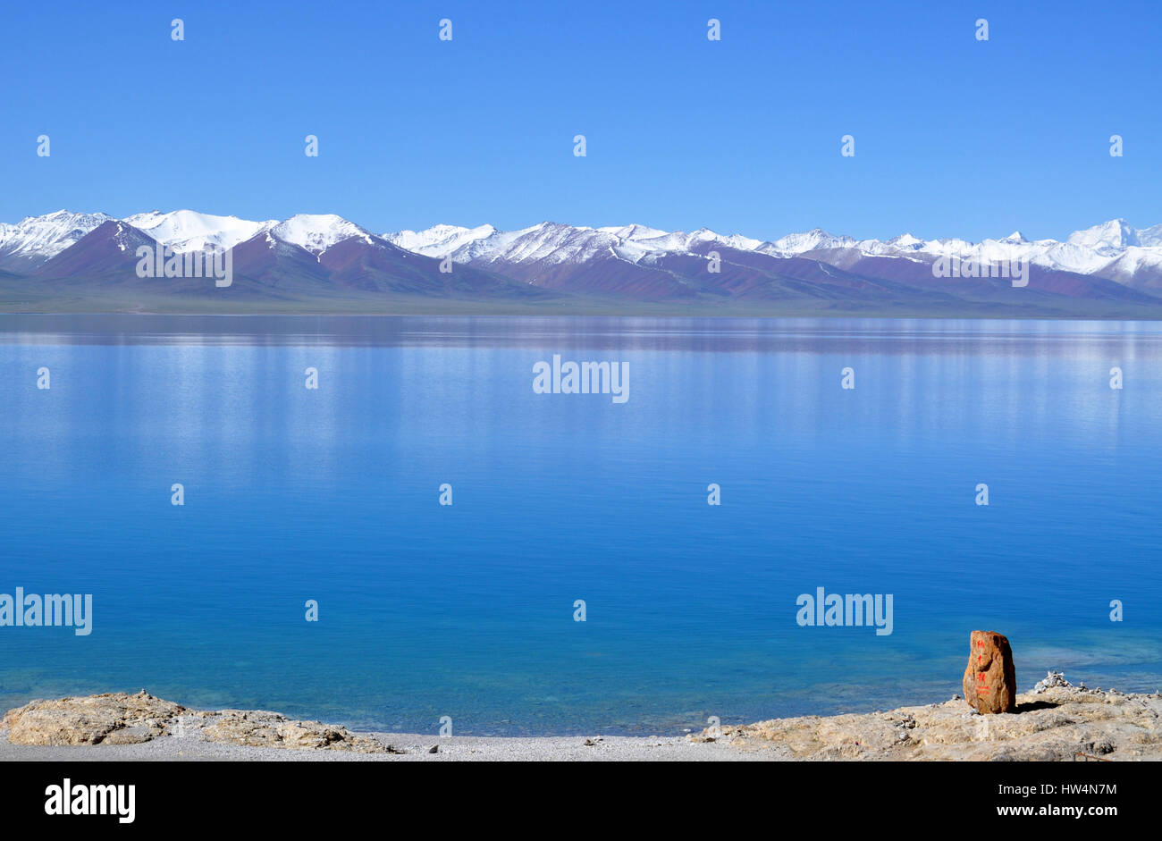Namtso Seenlandschaft mit Schnee Berg Berge drumherum - den Heiligen See in Tibet Stockfoto