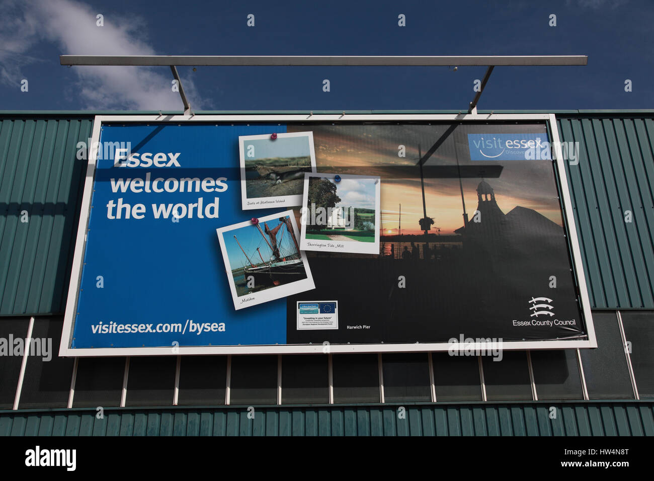 Ein großes Plakat Werbung die Attraktionen von Essex in Harwich International Port Stockfoto