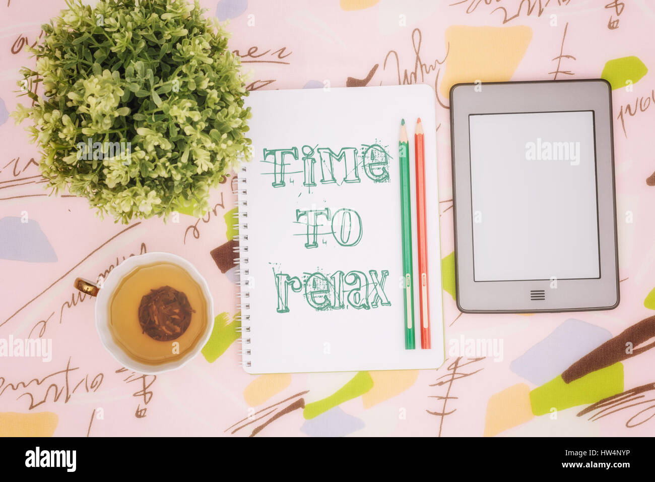 Teetasse, Notebook und ebook Stockfoto