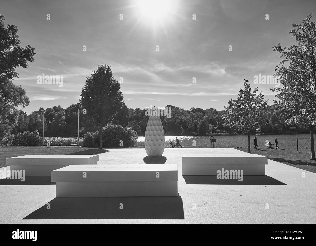 Restare Kriegerdenkmal, Ladugardsgardet, Stockholm, Schweden, Skandinavien. Marmor Skulptur in Form einer Knospe von Monica Larsen Dennis. Stockfoto