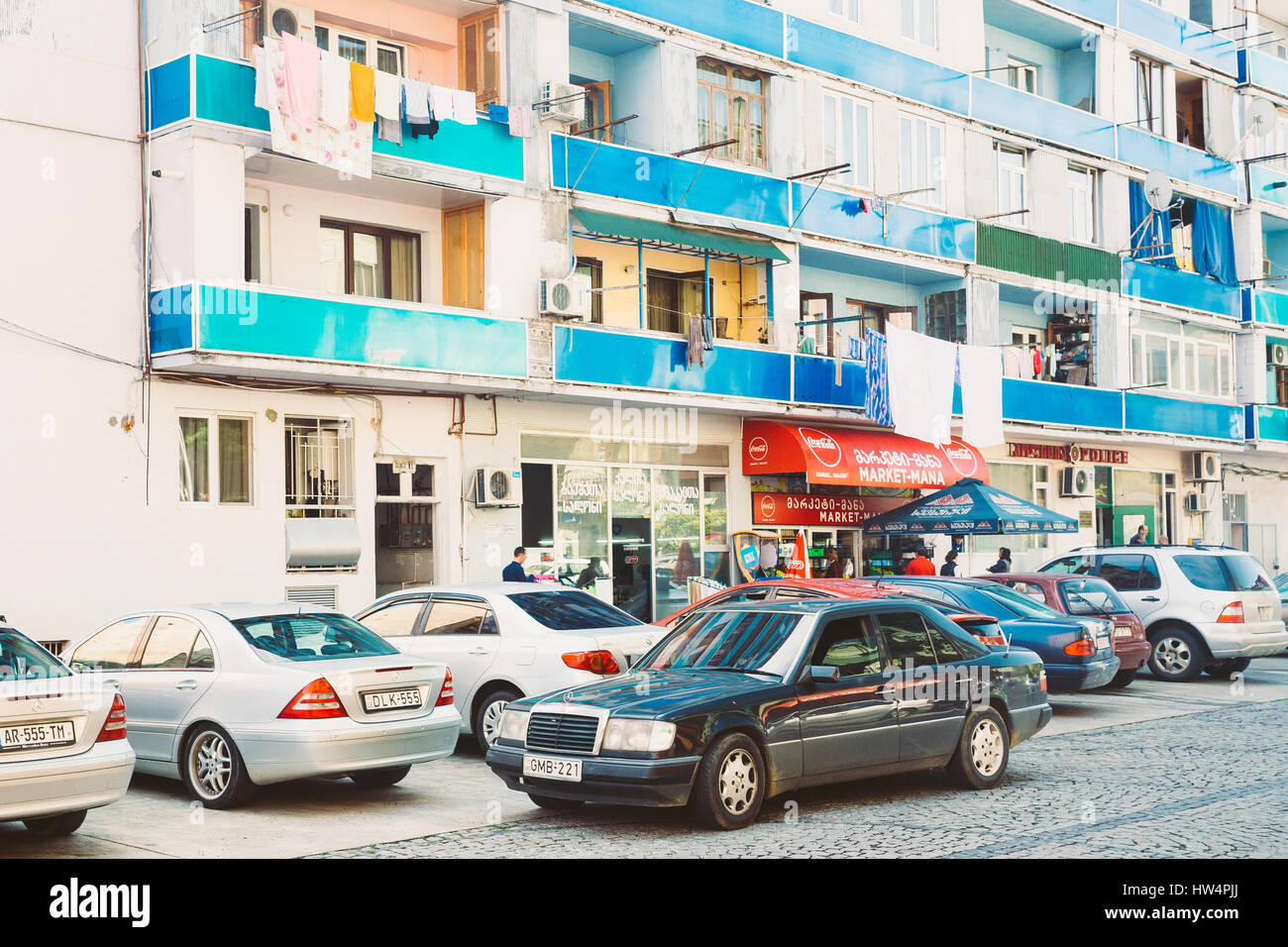 Batumi, Adscharien, Georgia - 25. Mai 2016: Mercedes Benz Auto geparkt in der Nähe von alten mehrstöckiges Haus In Wohngebiet Stockfoto