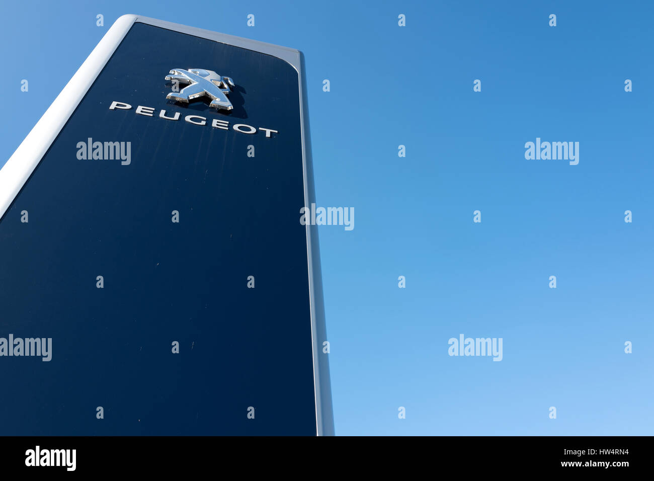 Peugeot Autohaus Zeichen gegen blauen Himmel Stockfoto