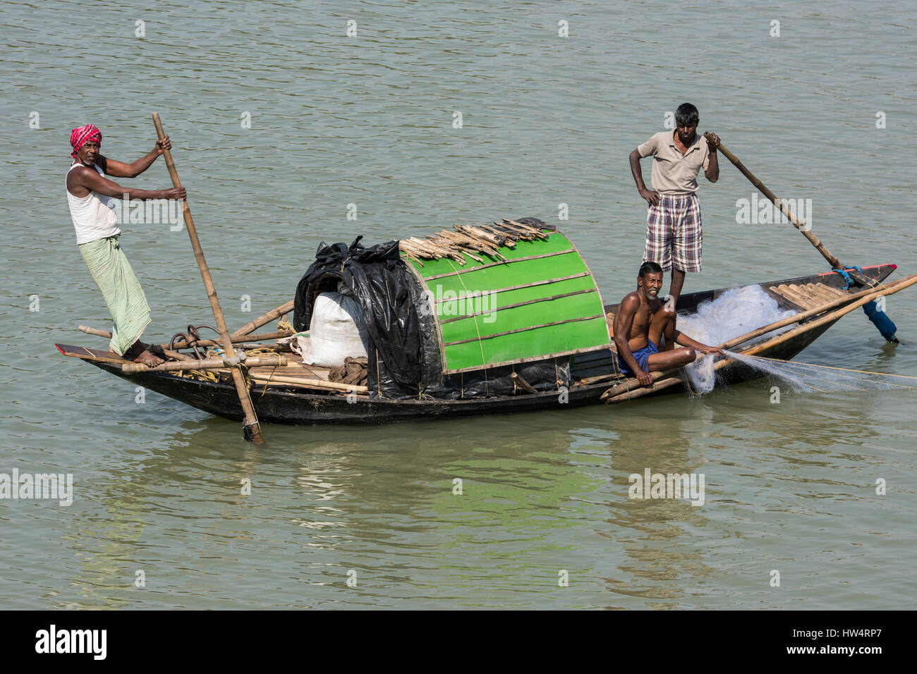 Indien, Kolkata (aka Kalkutta bis 2001) Hauptstadt des indischen Bundesstaates Westbengalen, gelegen am Fluss Hooghly. Lokale Fischer im typischen kleinen fi Stockfoto