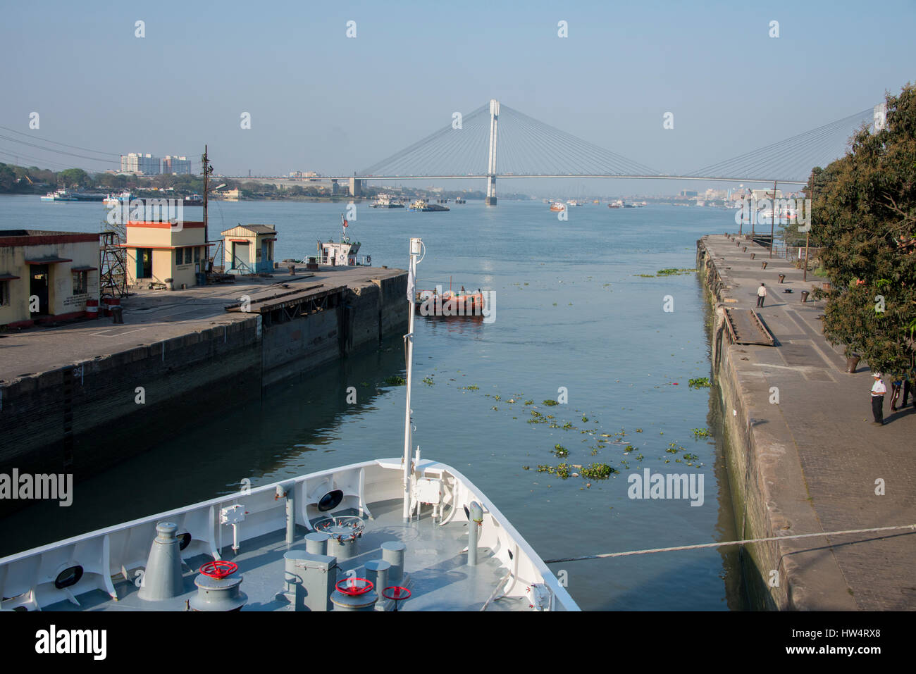 Indien, Kolkata (aka Kalkutta) West-Bengalen, Hooghly River. Kanalsystem vor Vidyasagar Setu (Brücke) anschließen Howrah, Kalkutta. Silverse Stockfoto