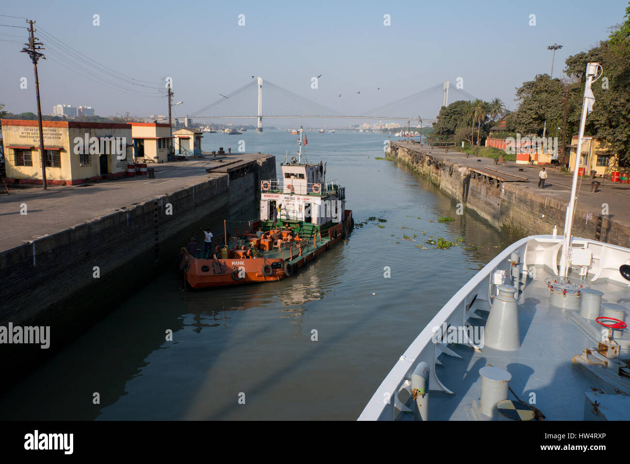 Indien, Kolkata (aka Kalkutta) West-Bengalen, Hooghly River. Kanalsystem vor Vidyasagar Setu (Brücke) anschließen Howrah, Kalkutta. Silverse Stockfoto