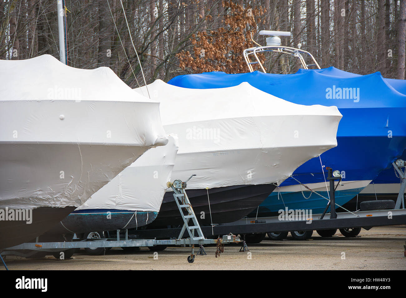 Motorboot und Segelboote mit Shrink wrap Abdeckung Stockfoto