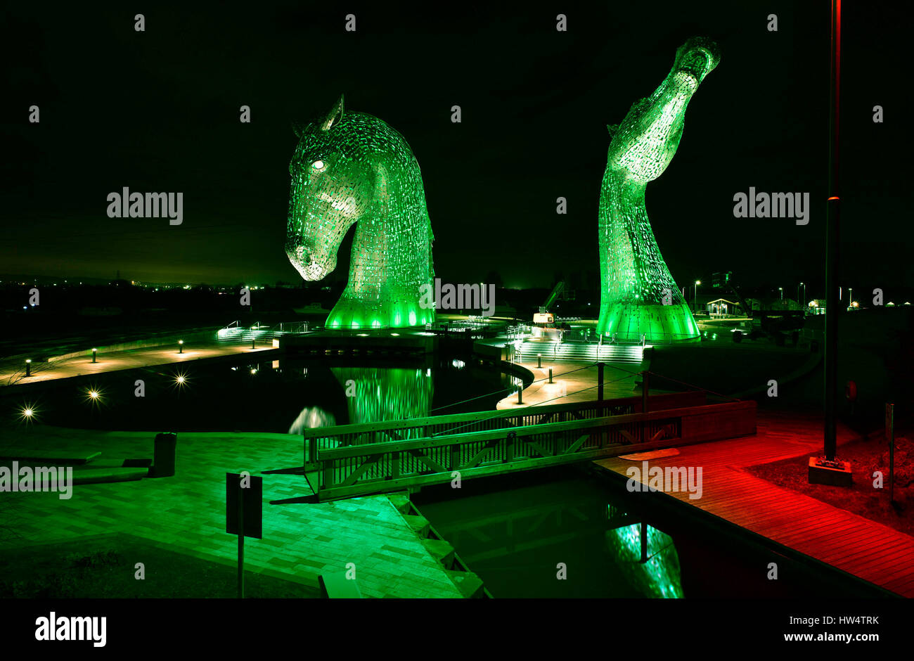 Die Kelpies in Falkirk, Schottland, werden von Tourism Ireland zur Feier des St. Patrick's Day, der am Freitag, dem 17. März stattfindet, grün beleuchtet. Stockfoto