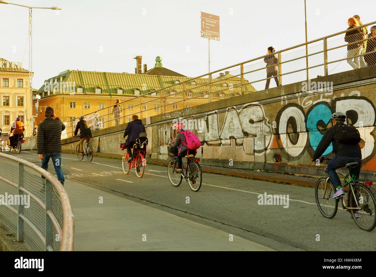 Urban Graffiti und Radfahrer, Stockholm, Schweden, Skandinavien Stockfoto