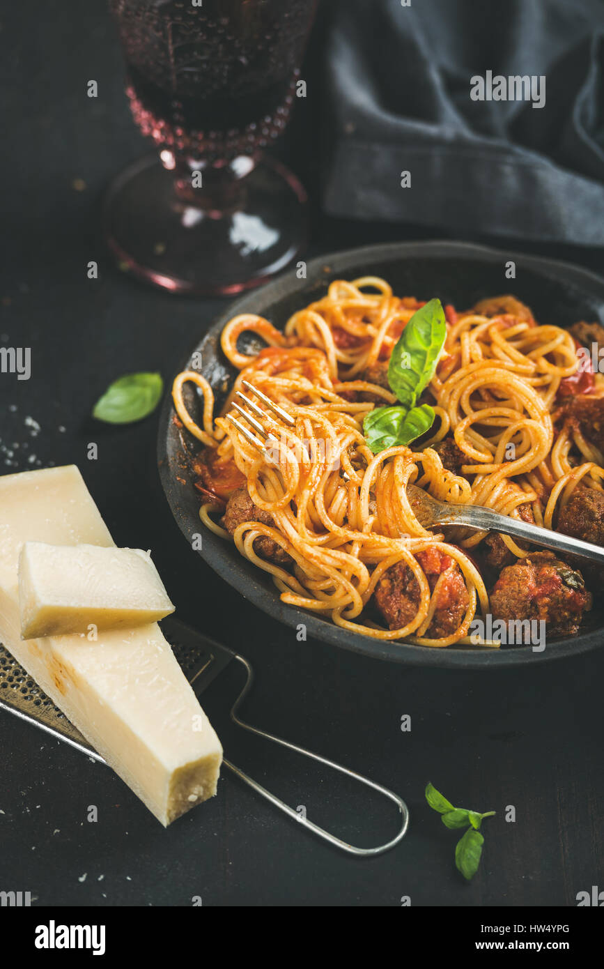 Spaghetti mit Meatballas, Basilikum, Parmesan-Käse in schwarze Platte Stockfoto