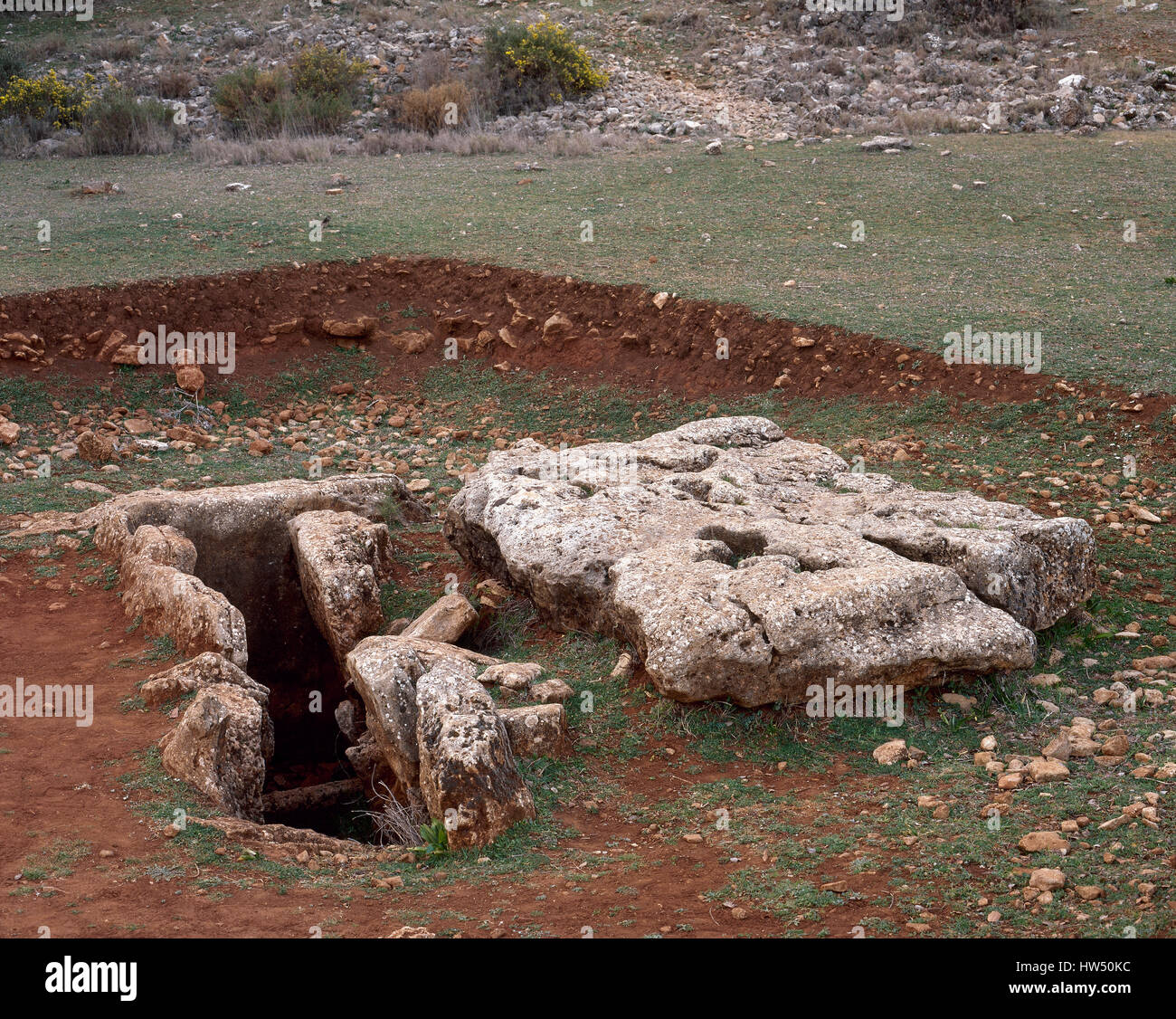 Westgotische Nekropole von der antiken Stadt Hiponova. Blick auf eine der 50 Gräber. 7. Jahrhundert. Montefrio, Granada, Andalusien, Spanien. Stockfoto