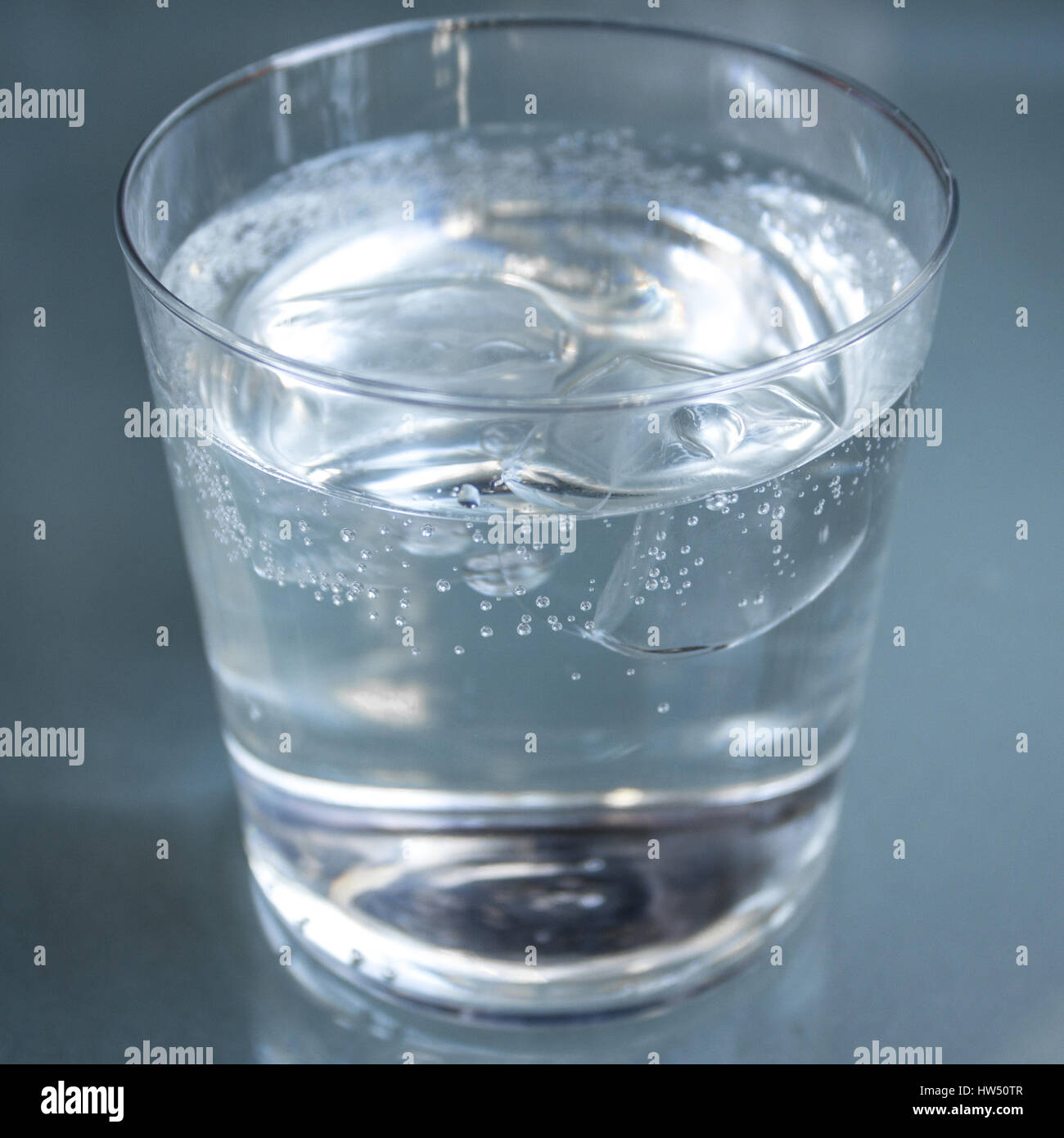 Glas Wasser mit Eiswürfeln, isoliert Stockfoto