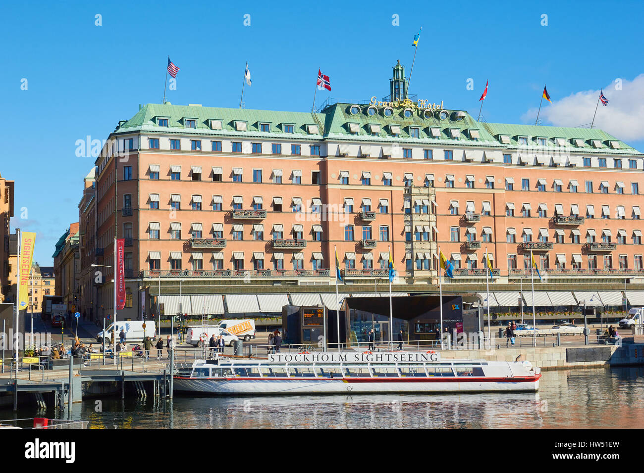 5 Sterne Grand Hotel, im Jahre 1874 geöffnet und Schiff vertäut am Ufer, Norrmalm, Stockholm, Schweden, Skandinavien Stockfoto