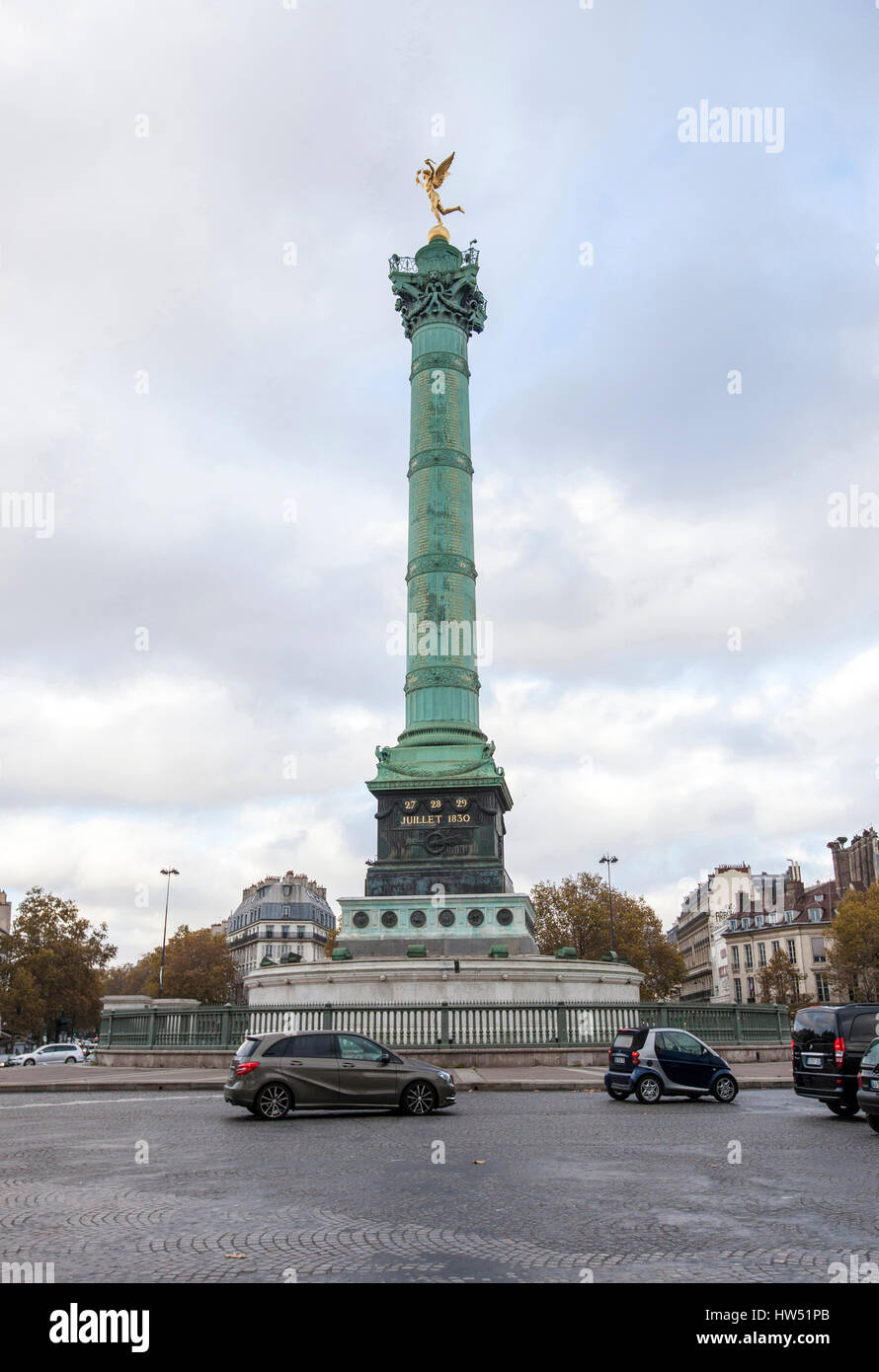 Die Colonne de Juillet monumentale Spalte in Paris, Frankreich. Es befindet sich in der Mitte des Place De La Bastille und wurde zwischen 1835-1840 gebaut. Stockfoto