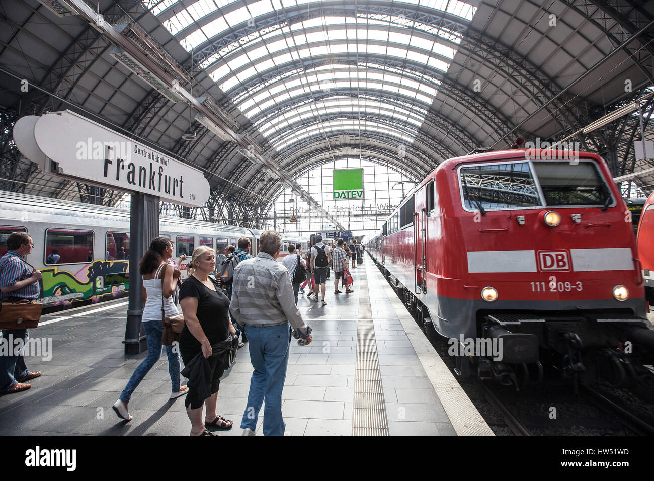 Frankfurt Hauptbahnhof (Frankfurt zentrale Station) ist einer der verkehrsreichsten Bahnhöfe in Deutschland mit ca. 350.000 Fahrgästen pro Tag, das macht Stockfoto