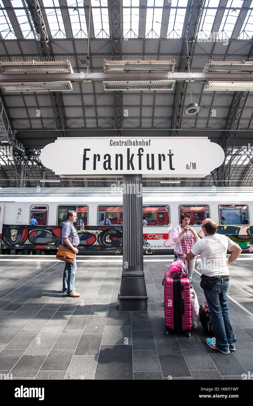 Frankfurt Hauptbahnhof (Frankfurt zentrale Station) ist einer der verkehrsreichsten Bahnhöfe in Deutschland mit ca. 350.000 Fahrgästen pro Tag, das macht Stockfoto