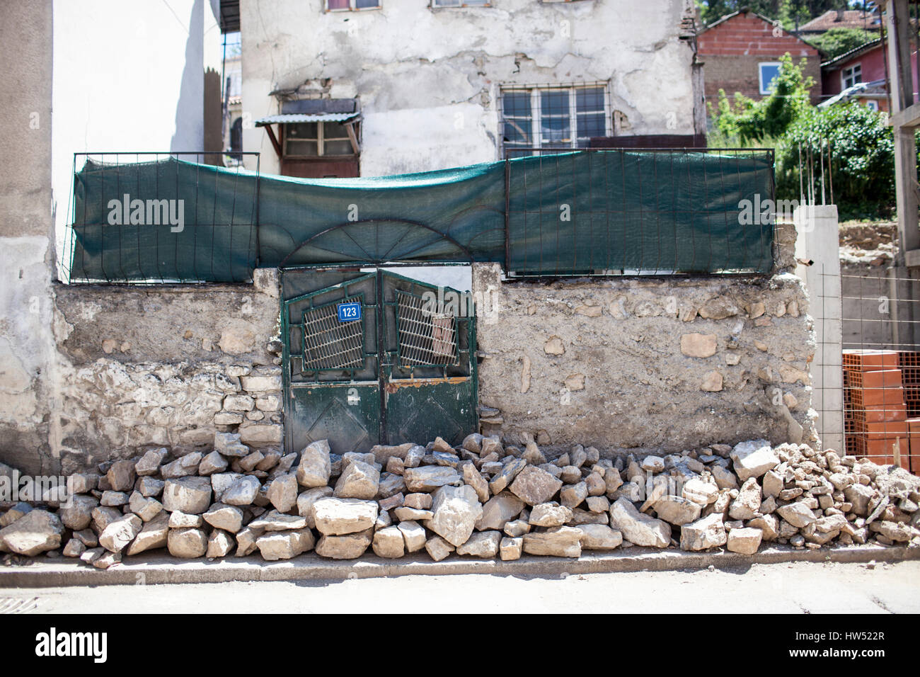 Eine Menge von Steinen vor einem alten Haus in Ohrid, eine Stadt in der Republik Mazedonien. Ohrid ist die 8. größte Stadt in Mazedonien und bekam als angenommen Stockfoto