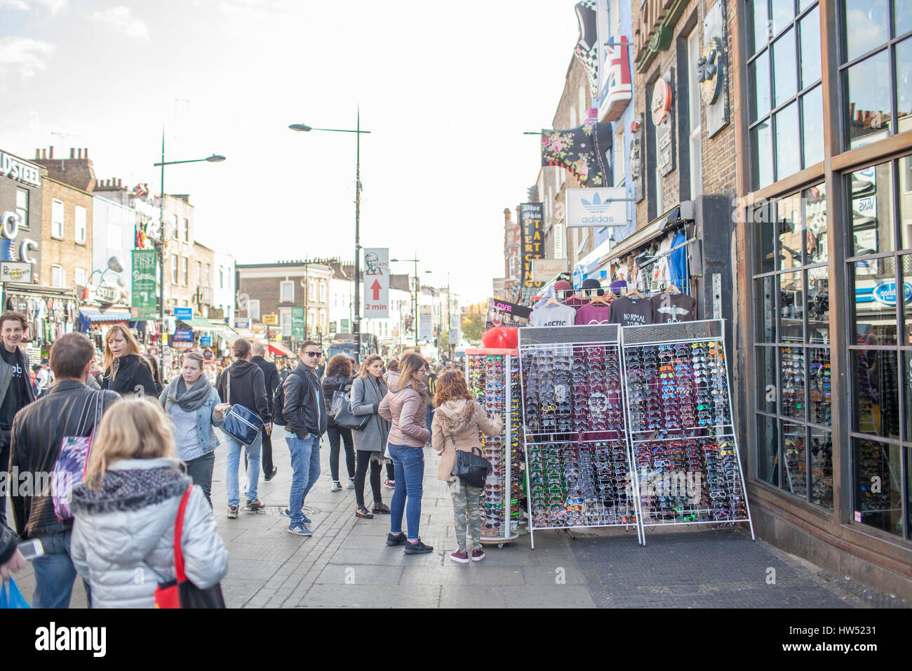 Fußgänger in der berühmten Camden Town auch bekannt als Camden in London, Vereinigtes Königreich. Stockfoto