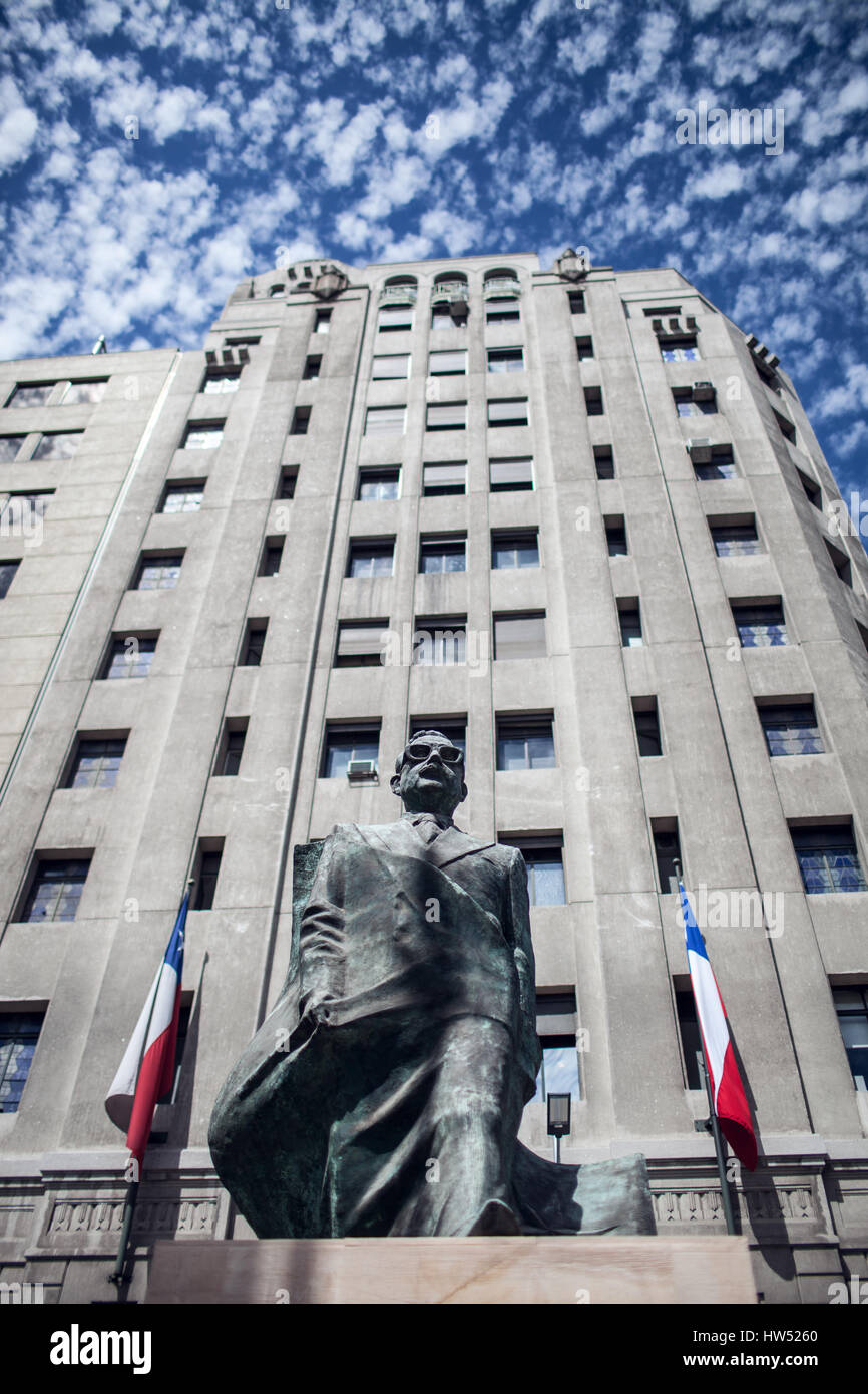 Salvador Allende-Skulptur vor dem Palacio De La Moneda in Santiago de Chile, Südamerika. Stockfoto