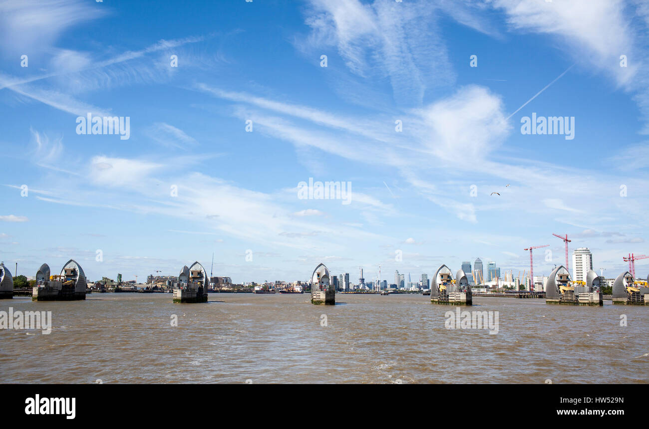 Die Thames Barrier verhindert, dass London überschwemmt. Es steuert, Hochwasser und Surge Gezeiten, London vor Überschwemmungen zu schützen. Stockfoto