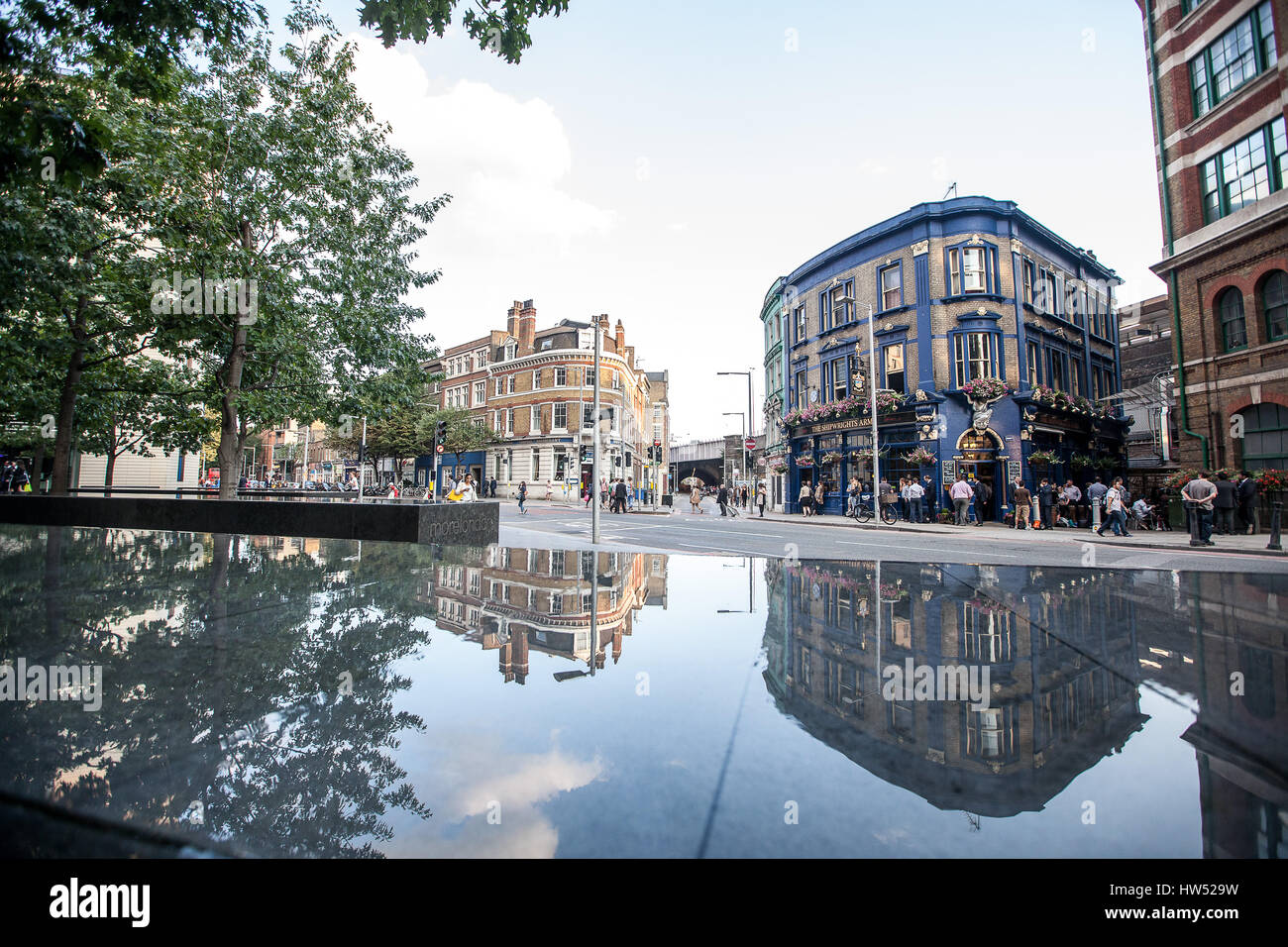 Fußgänger gehen auf der Tooley street in London, Vereinigtes Königreich. Stockfoto