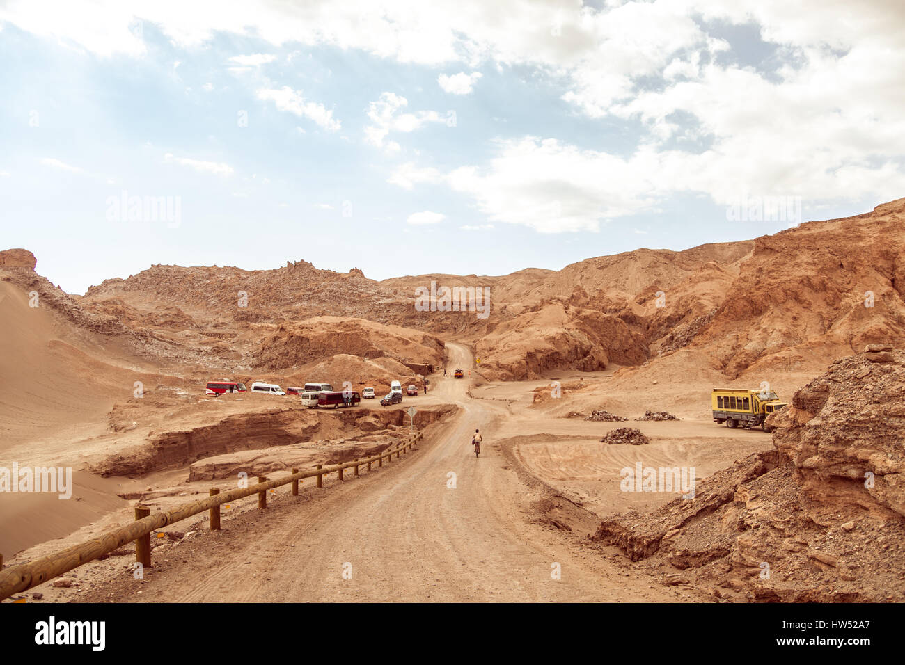 Touristenbusse in der Atacama-Wüste in Chile. Es ist ein Plateau in Süd-Amerika und die unpolaren trockenste Wüste der Welt. Stockfoto